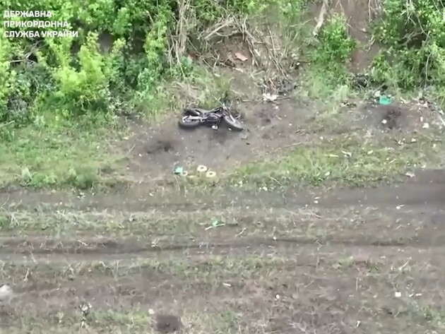 Прикордонники показали, як дронами знищили шість позашляхових мотоциклів окупантів. Вони використовують їх для переміщення між позиціями