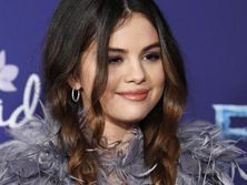 Гомес поцеловалась с младшей сестрой на премьере