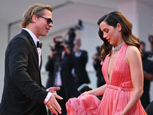 Брэд Питт и Ана де Армас посетили премьеру фильма