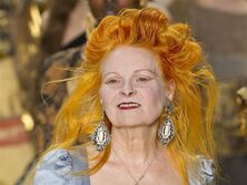 В Лондоне состоялась поминальная панихида по Вествуд. Память дизайнера почтили Бонем Картер, Бекхэм, Джейкобс, главред Vogue и другие. Фото