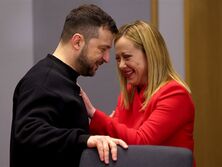 Топ-7 самых ярких фото Мелони, которая эмоционально поддержала Украину