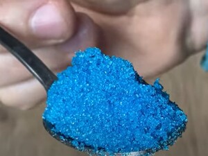 Садовод рассказал, как легко отличить настоящий медный купорос от крашеной подделки