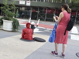 В Нью-Йорке показали Трампа, вылезающего из канализационного люка. Видео