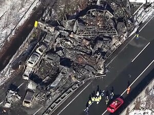 В Японии произошло масштабное ДТП, десятки автомобилей сгорели на трассе, есть погибшие. Видео