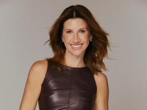 Сделайте массаж лица за две минуты. Анита Луценко показала простые, но эффективные движения. Видео