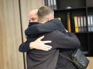 Во Львове мужчина встретился с тремя пациентами, которым пересадили органы его погибшего отца. Фото