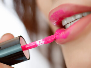 Смажьте этим губы – и они мгновенно станут намного объемнее без филлеров и уколов. Лайфхак от Vogue