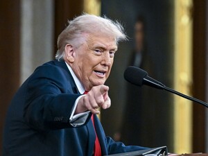 Что не так с его волосами. СМИ заметили странный предмет на голове у Трампа. Фото