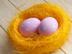 Пять лучших отваров, которые без химии покрасят пасхальные яйца в невероятный цвет