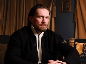 Новый модный тренд? Усик снова появился на публике в обуви разного цвета. Фото