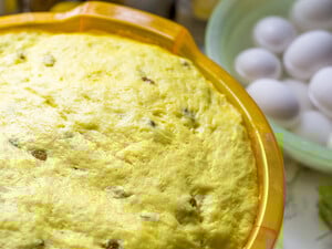 Если дрожжи лежат в холодильнике дольше этого срока – выбрасывайте, чтобы не испортить все паски