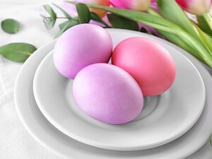 Простой бабушкин секрет, как без всякой химии и отваров покрасить яйца на Пасху