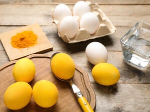 Как получить яркие желтые яйца? Способ без искусственных красителей