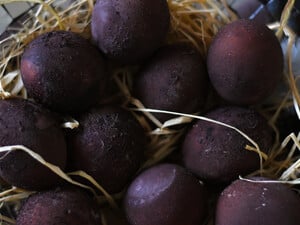 Сварите яйца в этом продукте, чтобы получить стильные мерцающие крашенки