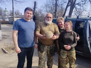 Около 25 тыс. лет. В Киевской области добровольцы обнаружили кость мамонта эпохи палеолита. Фото