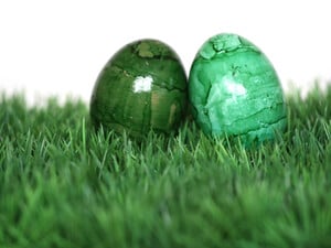 Зеленая окраска, напоминающая драгоценные камни. Такие крашенки получить проще простого