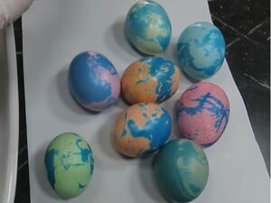 Всего одна минута – и оригинальные крашенки готовы. Простой метод окрашивания яиц на Пасху