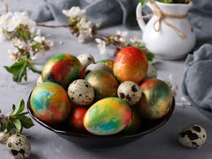 Очень красивые мраморные яйца получите с помощью красителя и салфеток. Лайфхак