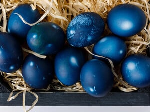 Оставьте яйца в этом отваре без химии – получите невероятные синие крашенки