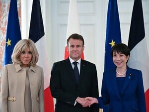 Макрон, которого якобы поколачивает жена, показал премьеру Японии пикантный жест. Видео