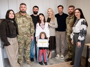 Защитник Мариуполя Афендиков получил квартиру от Ахметова. Фото