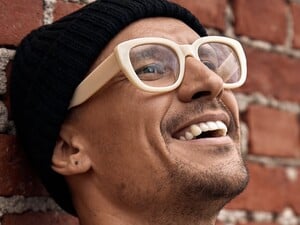 За рулем мотоцикла, на улице и в студии. Пять новых фото Цимбалюка