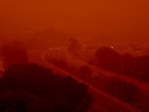 Апокалиптически красное небо. Пылевая буря из Сахары накрыла часть Греции. Фоторепортаж