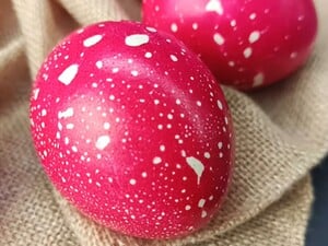 Просто окуните яйца в этот раствор – и быстро получите эффектные крашенки без дорогих ингредиентов