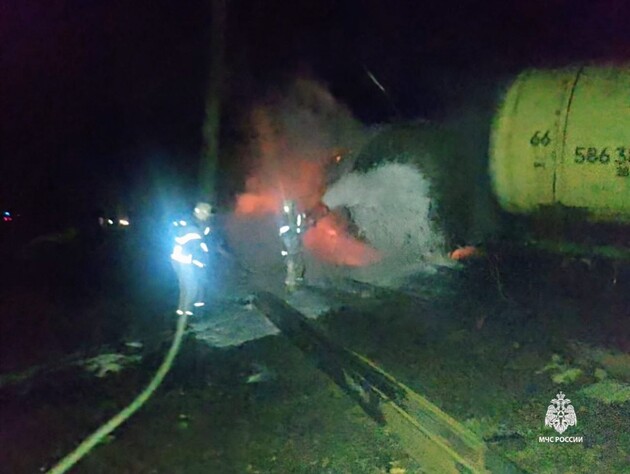 В Ростовской области РФ сошли с рельсов несколько вагонов поезда, начался пожар